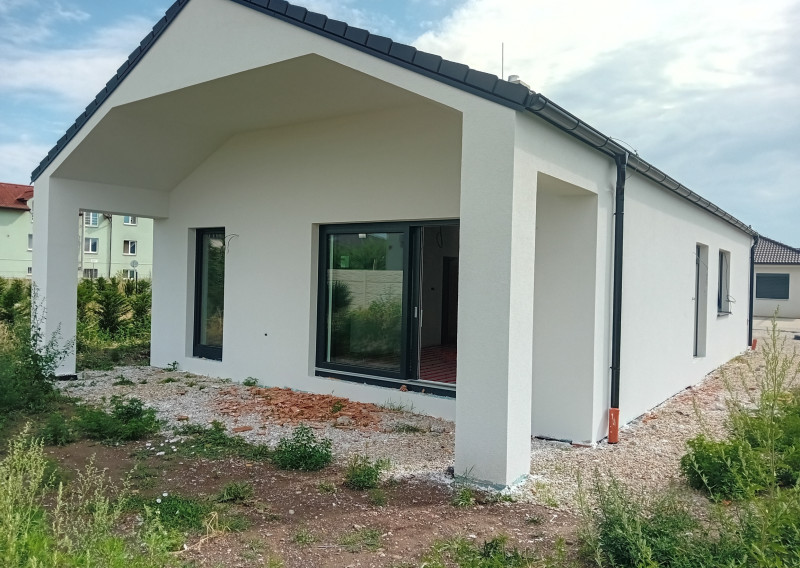 Skolaudovaný! 4 izbový rodinný dom, 495m2 Kapria ulica Senec